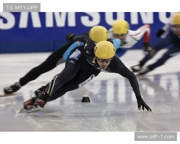 世界短道速滑锦标赛弯道滑行的力学平衡